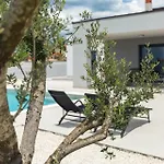 Esti Villa *