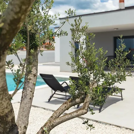 Esti Villa *