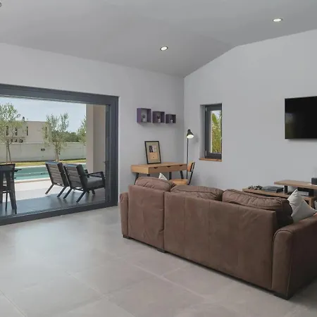 빌라 Esti Loborika